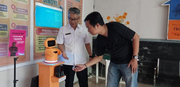 Puskesmas Dinoyo, Kota Malang mempunyai fasilitas kesehatan (faskes) yang memanfaatkan robot dengan kecerdasan buatan atau artificial intelligence (AI) untuk memberikan pelayanan.