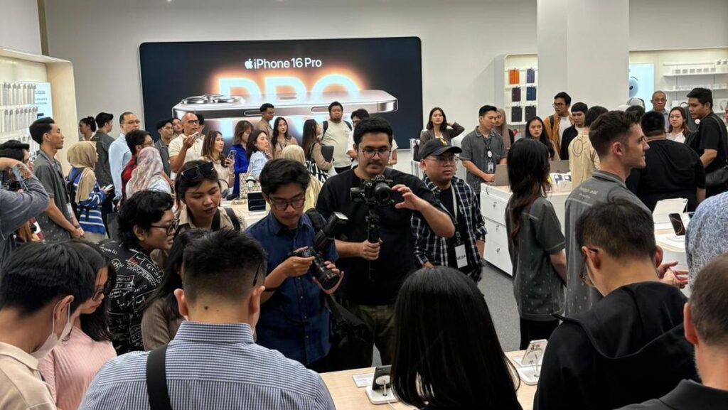 Puluhan Orang Antre Lebih Awal untuk Peluncuran iPhone 16 di Toko Utama Baru Digimap di Jakarta